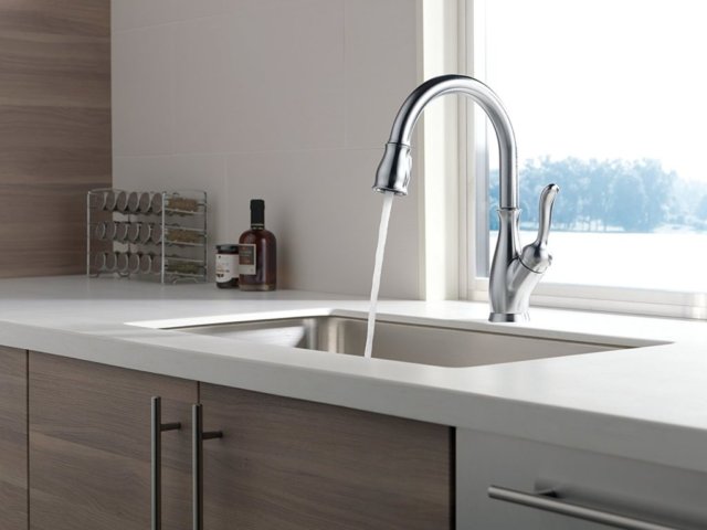 Delta Faucet Leland Single Handle Kitchen Faucet with Magnetic Docking